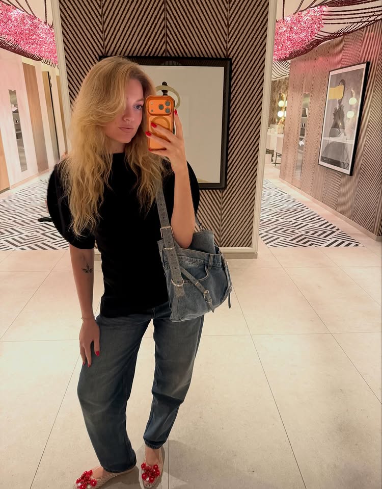 Gallery Outfit